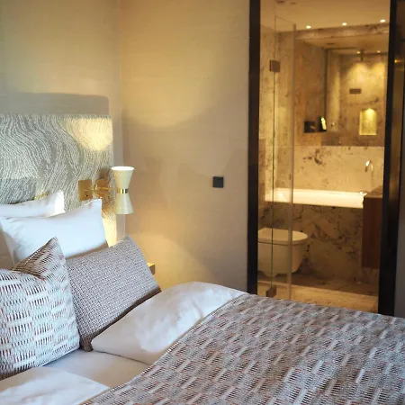 Hotel Hypernym & Suites 4*